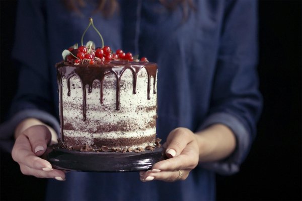 Девушка и торт