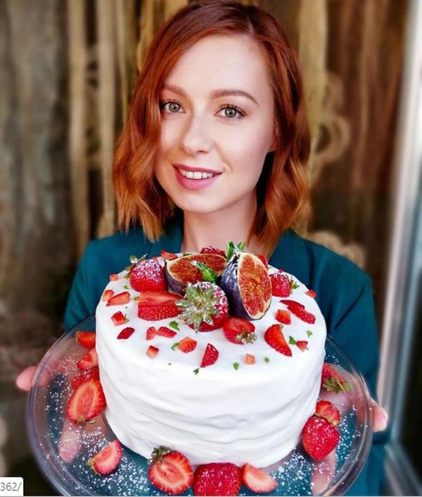 Девушка и торт