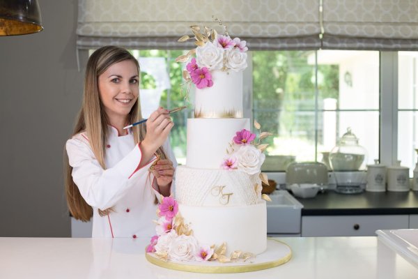 Девушка и торт