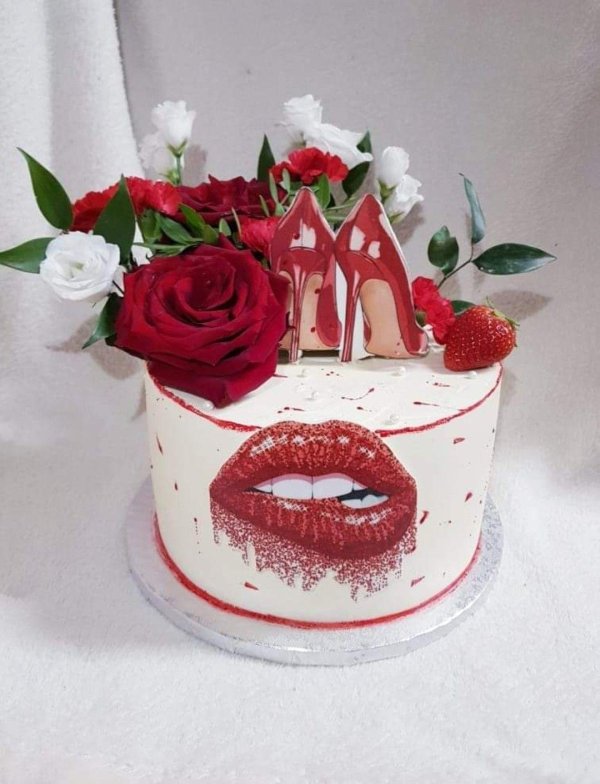 Девушка и торт