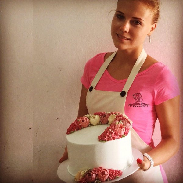 Девушка и торт