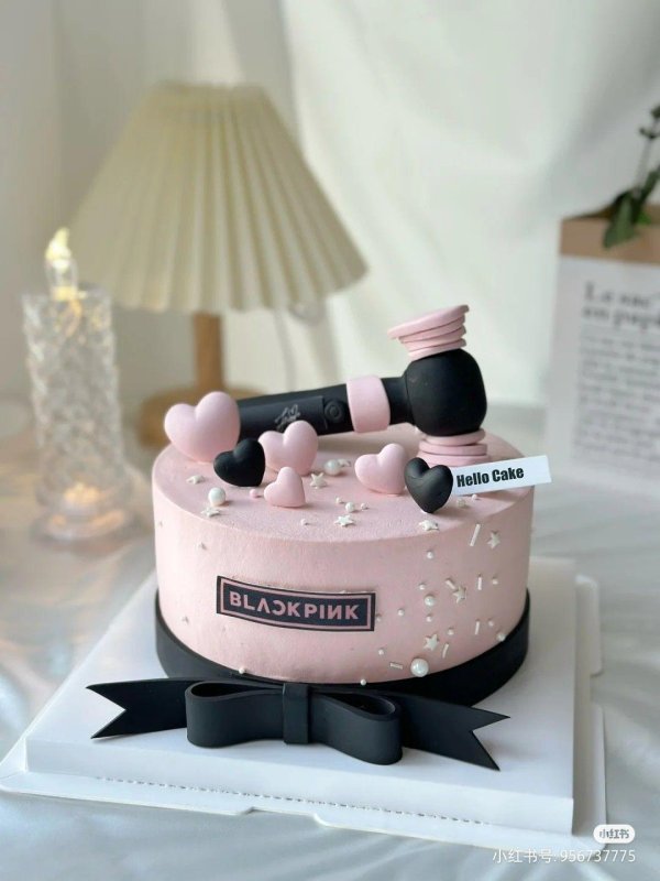 Девушка и торт