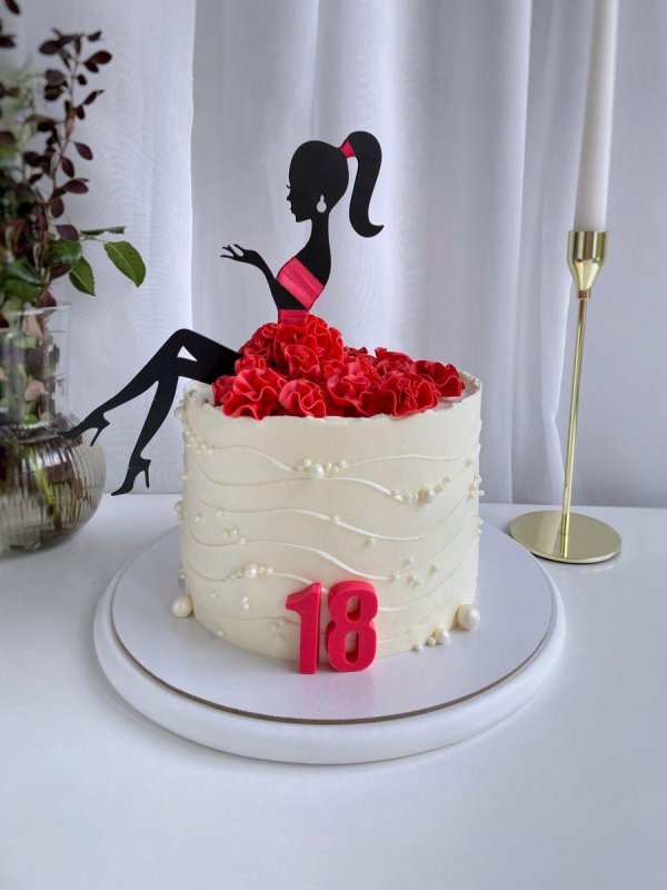 Девушка и торт