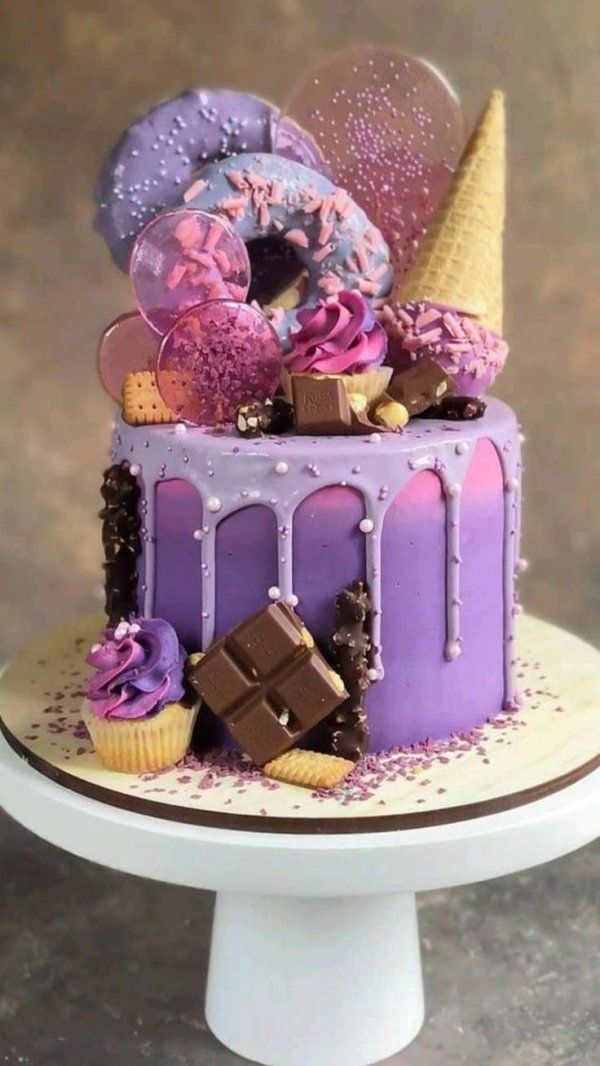 Девушка и торт