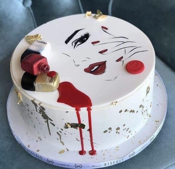 Девушка и торт