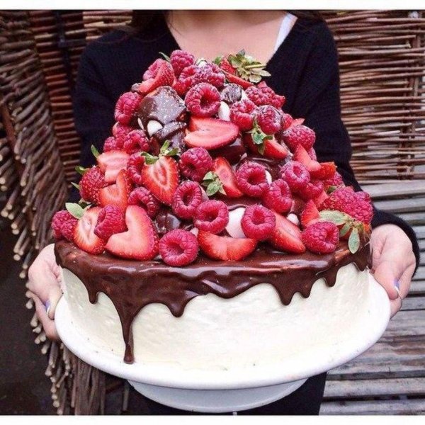 Девушка и торт