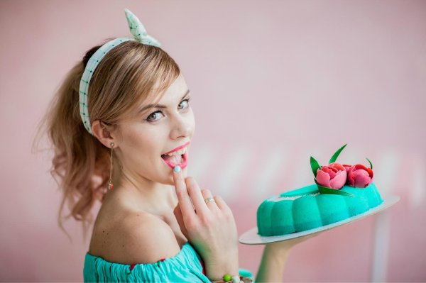 Девушка и торт
