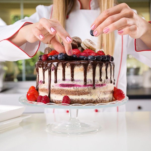 Девушка и торт