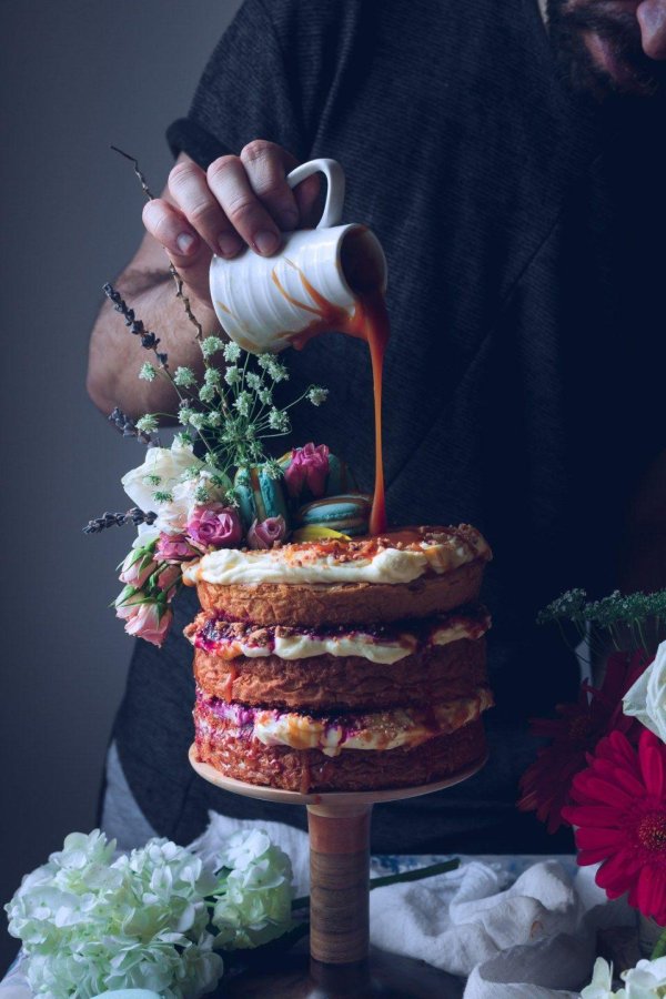 Девушка и торт