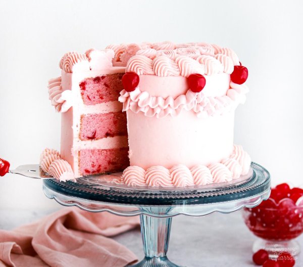 Девушка и торт