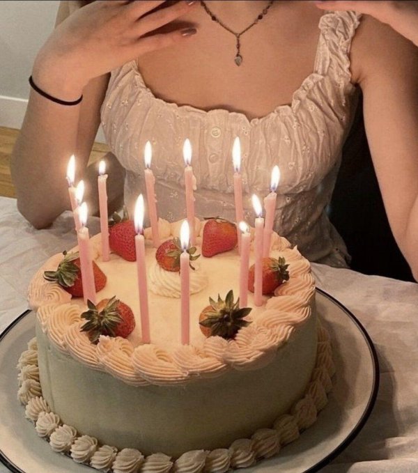 Девушка и торт