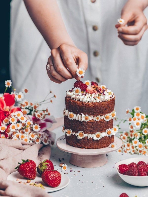 Девушка и торт