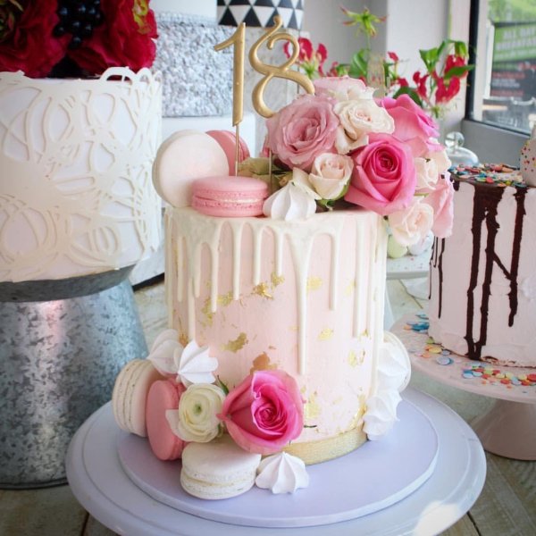 Девушка и торт