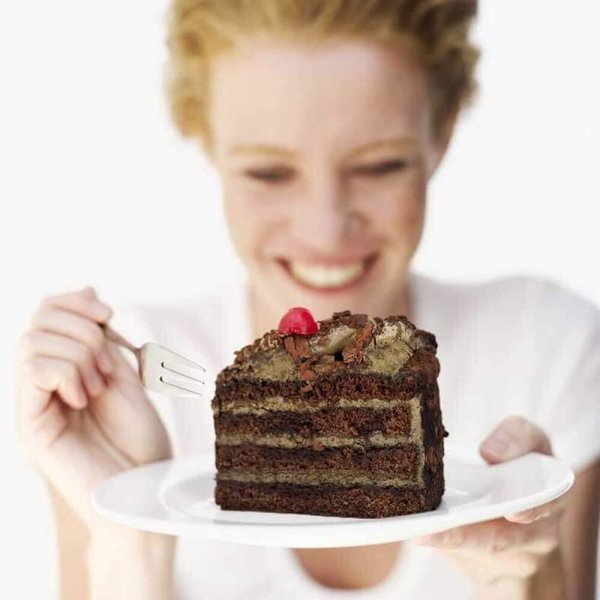 Девушка и торт