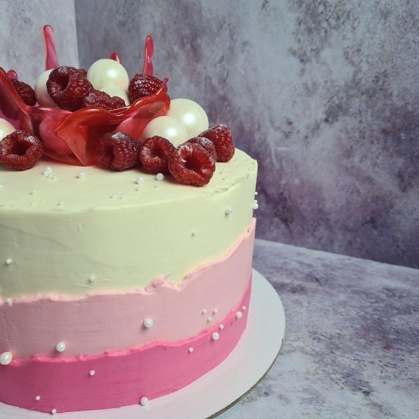 Девушка и торт