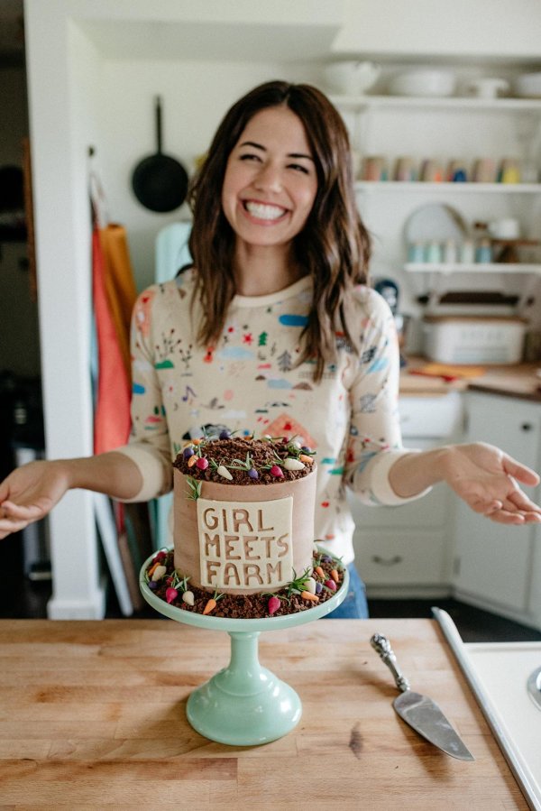 Девушка и торт