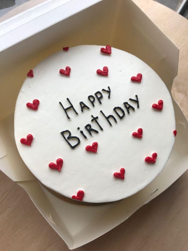 Девушка и торт