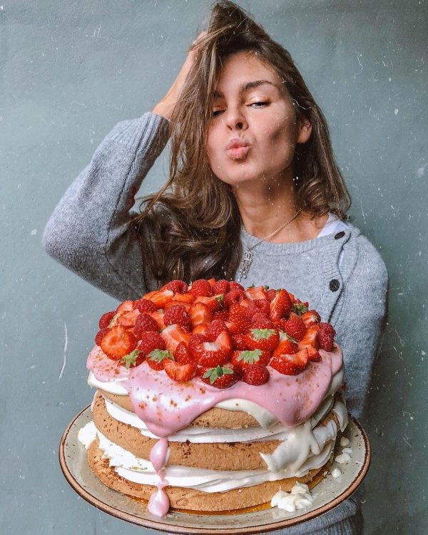 Девушка и торт