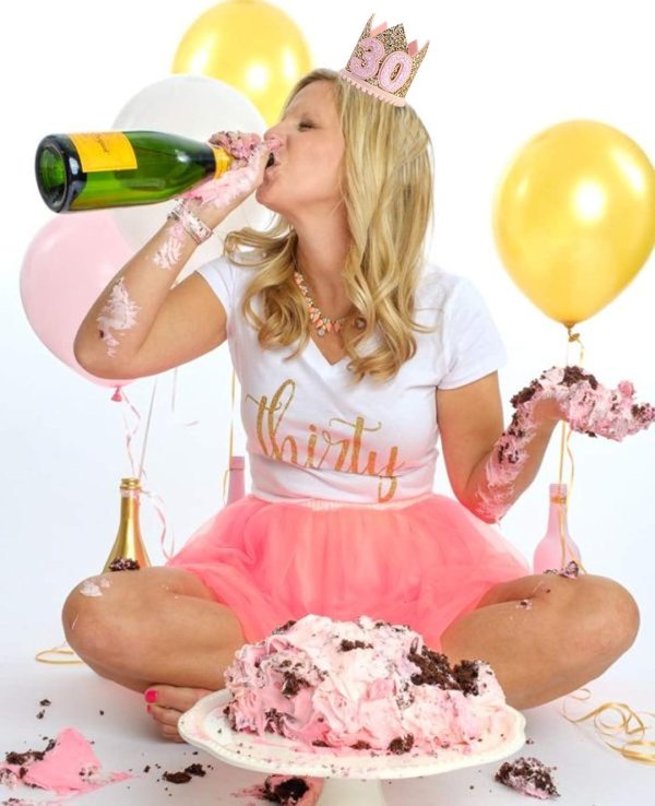 Девушка и торт