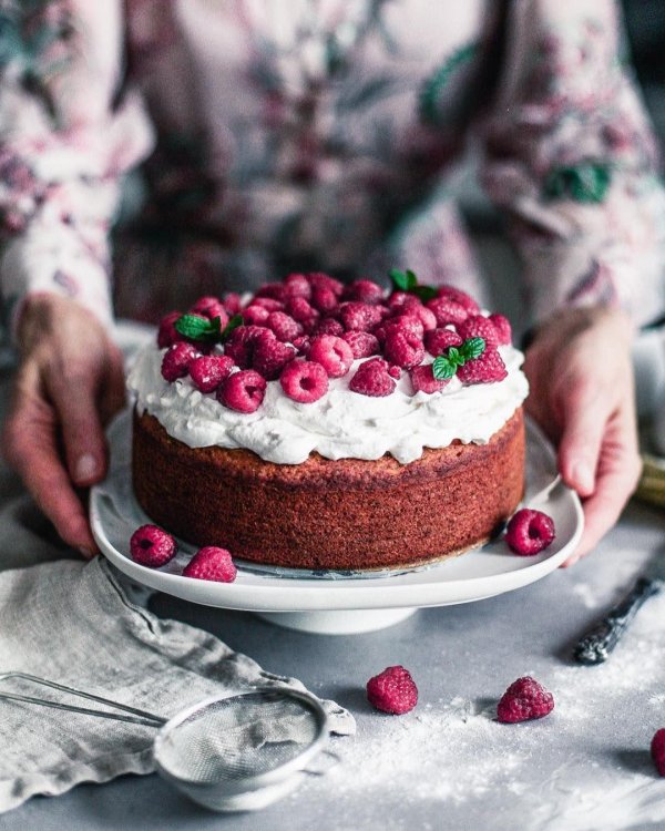 Девушка и торт