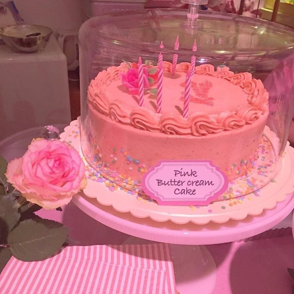 Девушка и торт