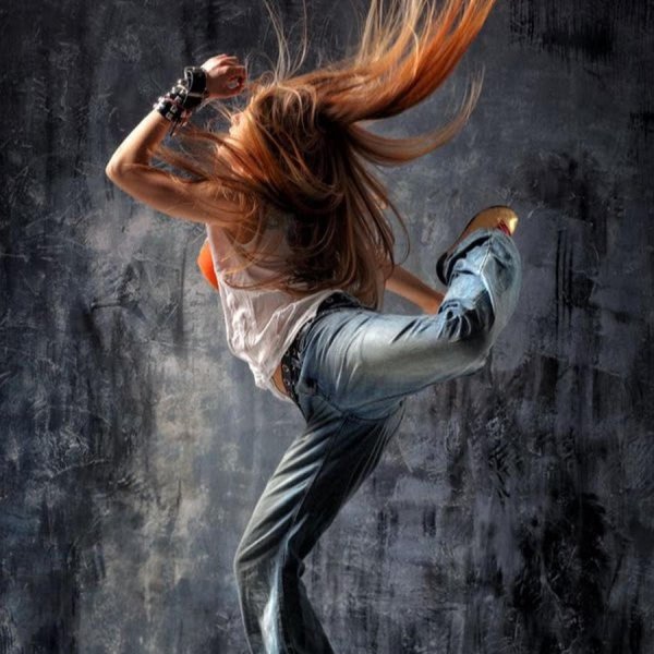 С танцующими девушками