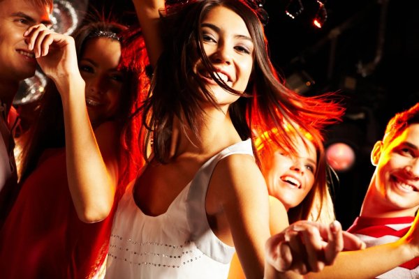 С танцующими девушками