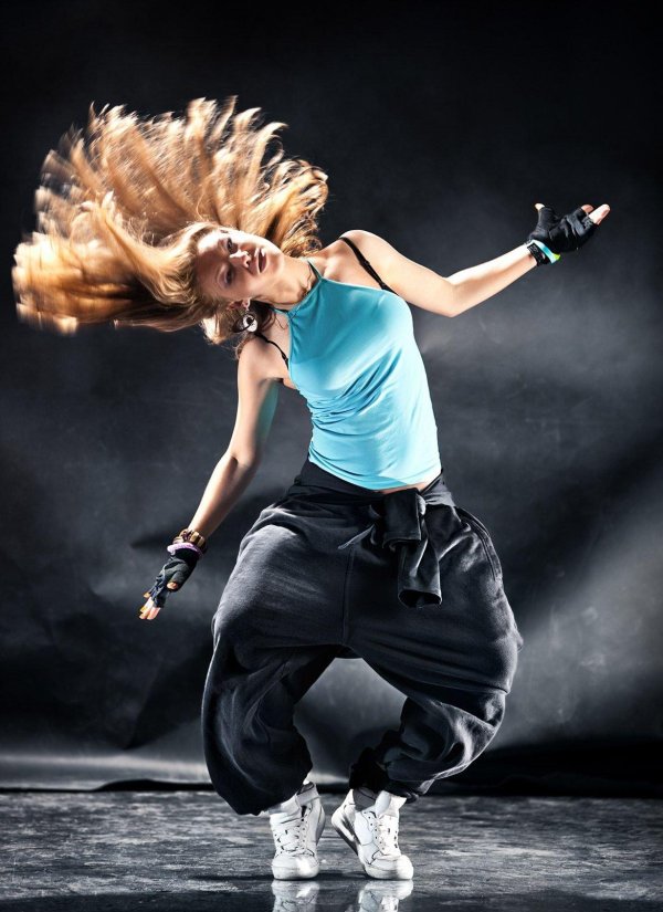 С танцующими девушками