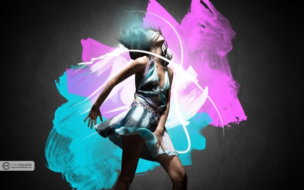 С танцующими девушками