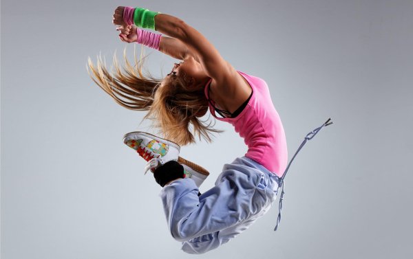 С танцующими девушками