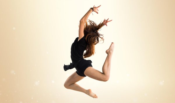 С танцующими девушками