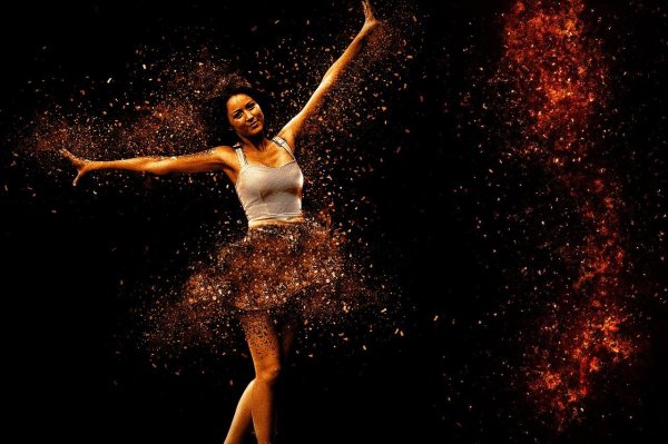 С танцующими девушками