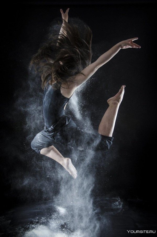 С танцующими девушками