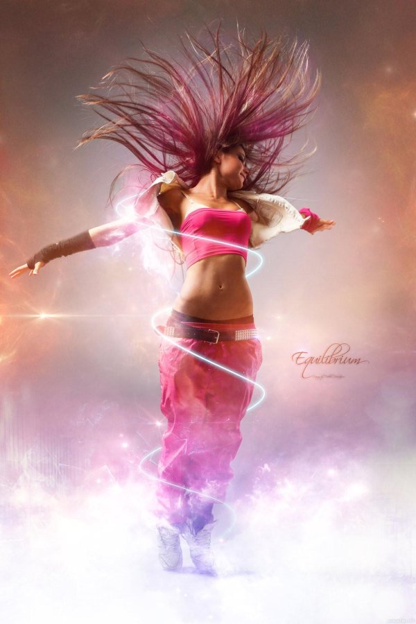 С танцующими девушками