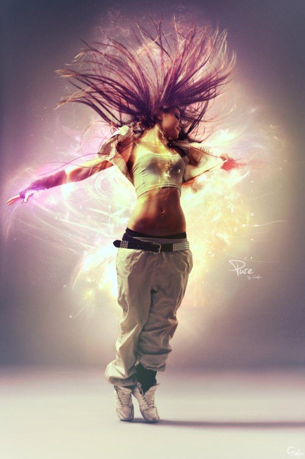 С танцующими девушками