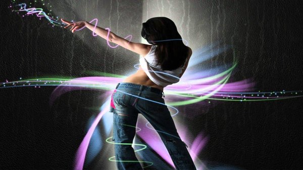 С танцующими девушками