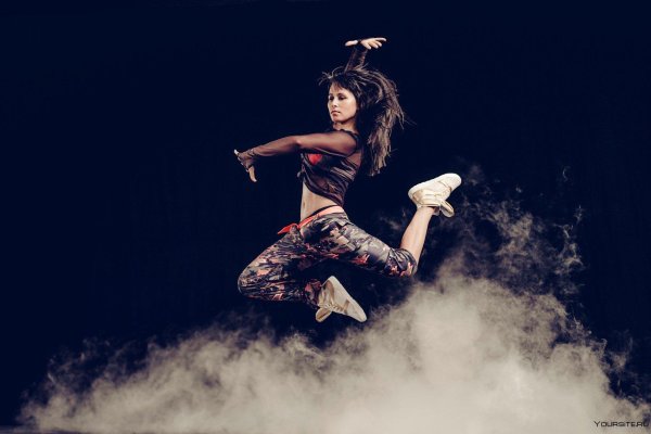 С танцующими девушками