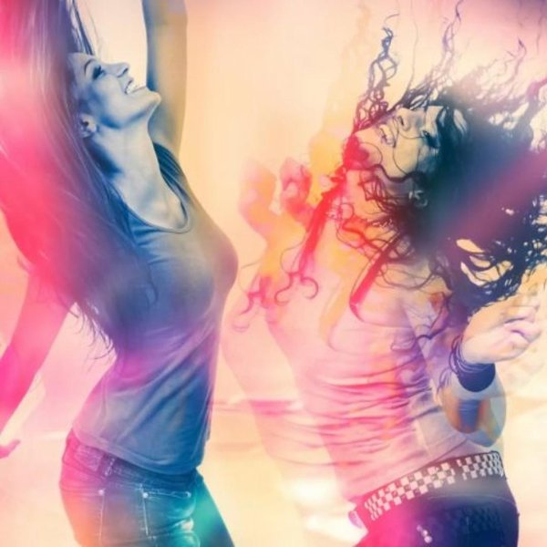 С танцующими девушками