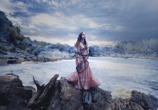 Девушка на берегу