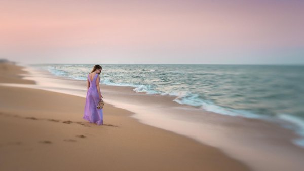 Девушка на берегу