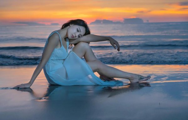 Девушка на берегу