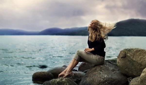 Девушка на берегу