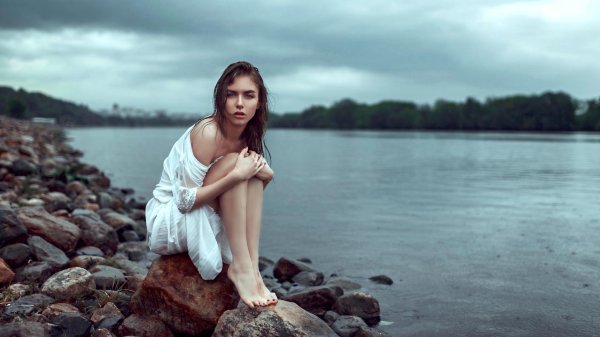 Девушка на берегу