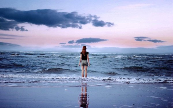 Девушка на берегу