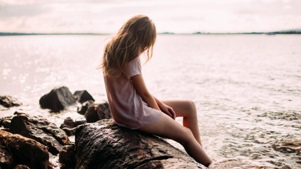 Девушка на берегу