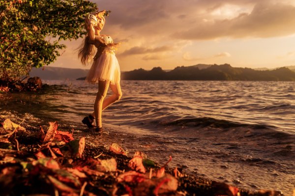 Девушка на берегу