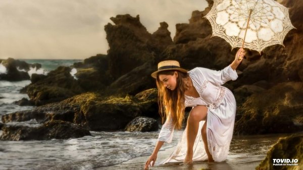 Девушка на берегу