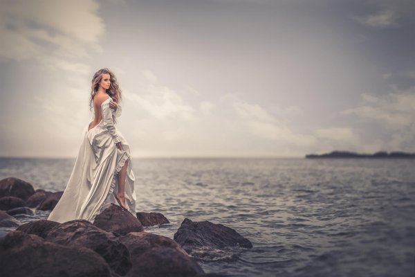 Девушка на берегу