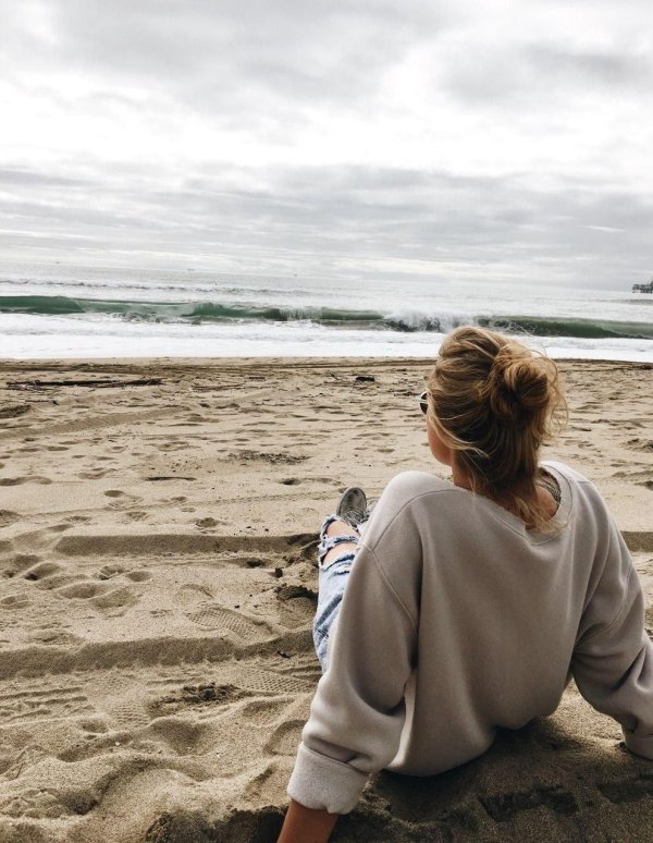 Девушка на берегу