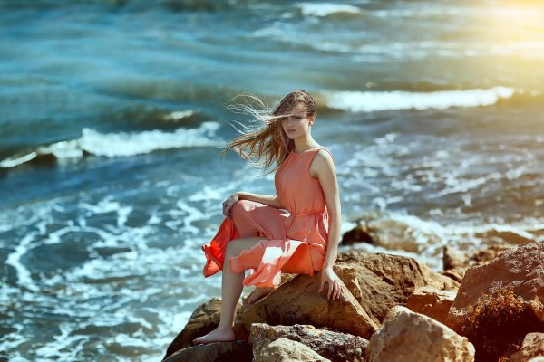 Девушка на берегу